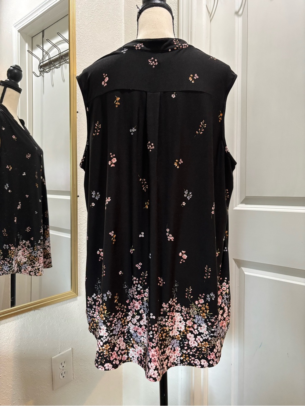 Perseption Black Sleeveless Floral-Hem Split V Tunic - Picture 5 of 12